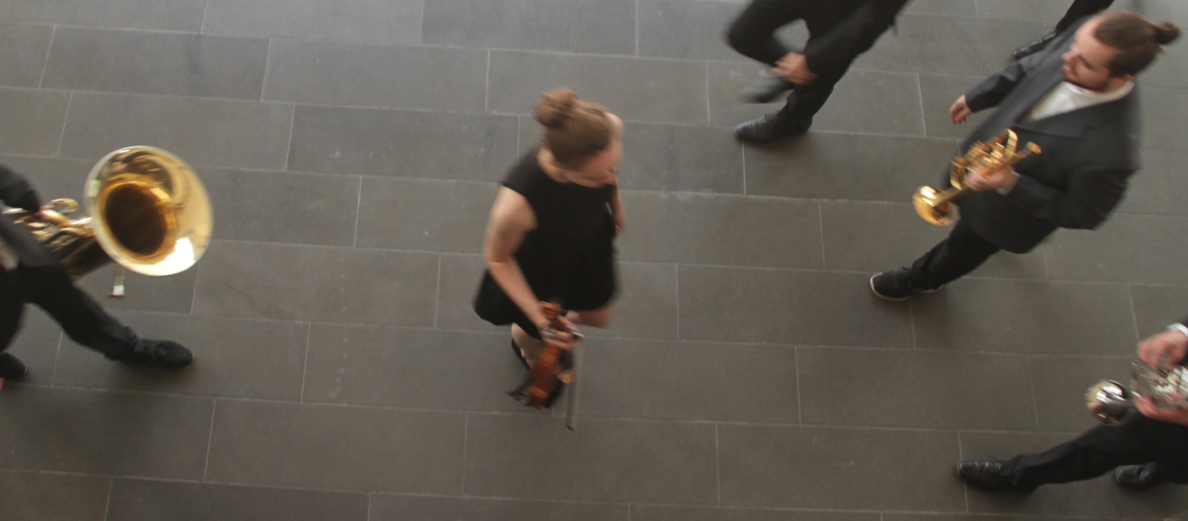 Orchestermitspielende im geschäftigen Treiben